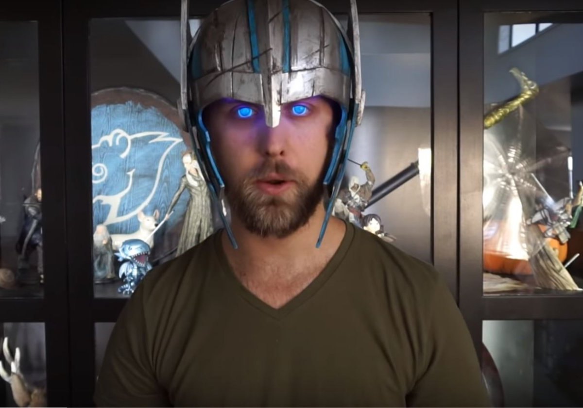 KyleofAsgard mit Thor-Helm