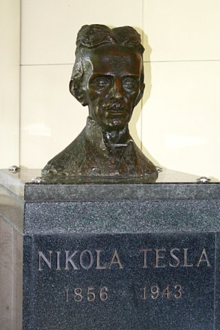 Um Teslas Leben rankt sich ein Mythos, von Ingenieuren und Wissenschaftlern wird er heute vielerorts verehrt. Dieses Foto zeigt eine Büste in der Fakultät für Elektrotechnik und Informationstechnik in Zagreb. 