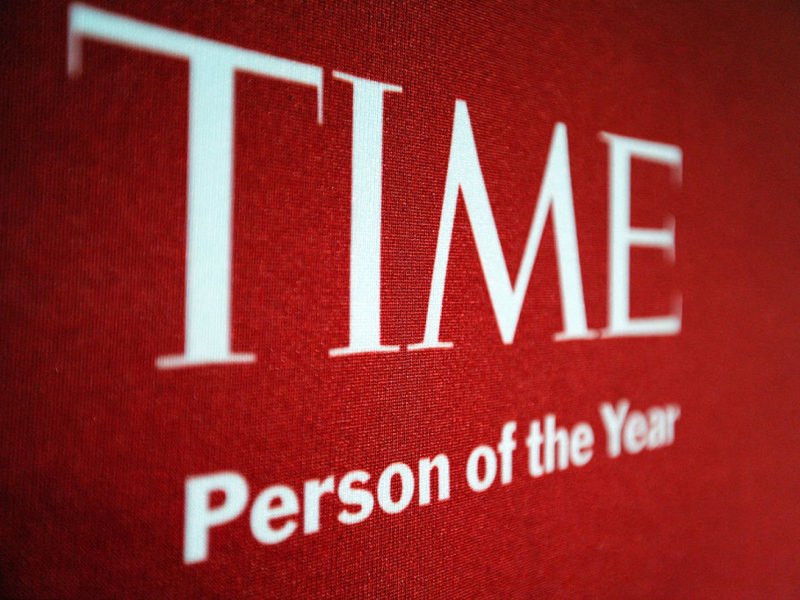 Das Logo des TIME-Magazins vor rotem Hintergrund.