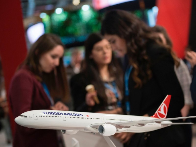 Modell eines Turkish Airlines-Flugzeuges mit Personen im Hintergrund