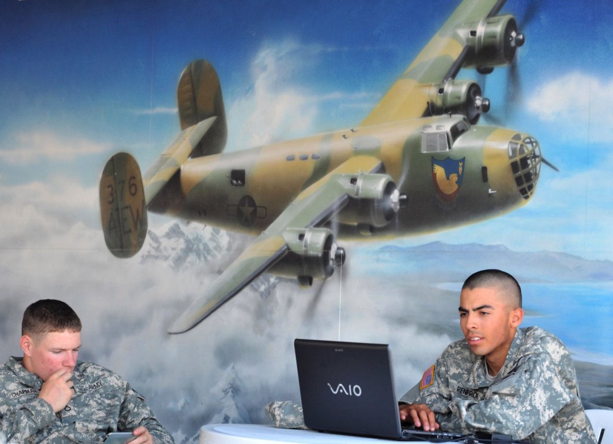 Zwei US-Soldaten sitzen am PC und Smartphone.