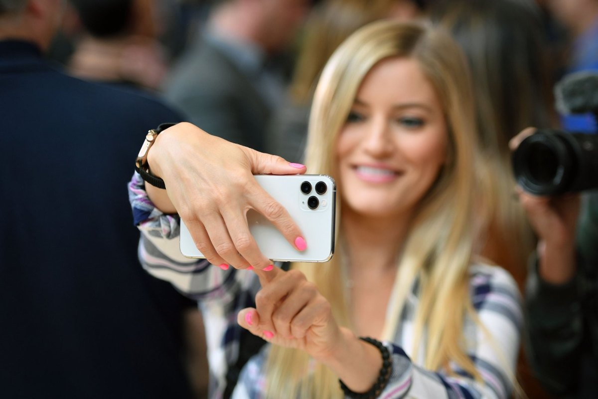 Frau macht ein Selfie mit dem iPhone 11.