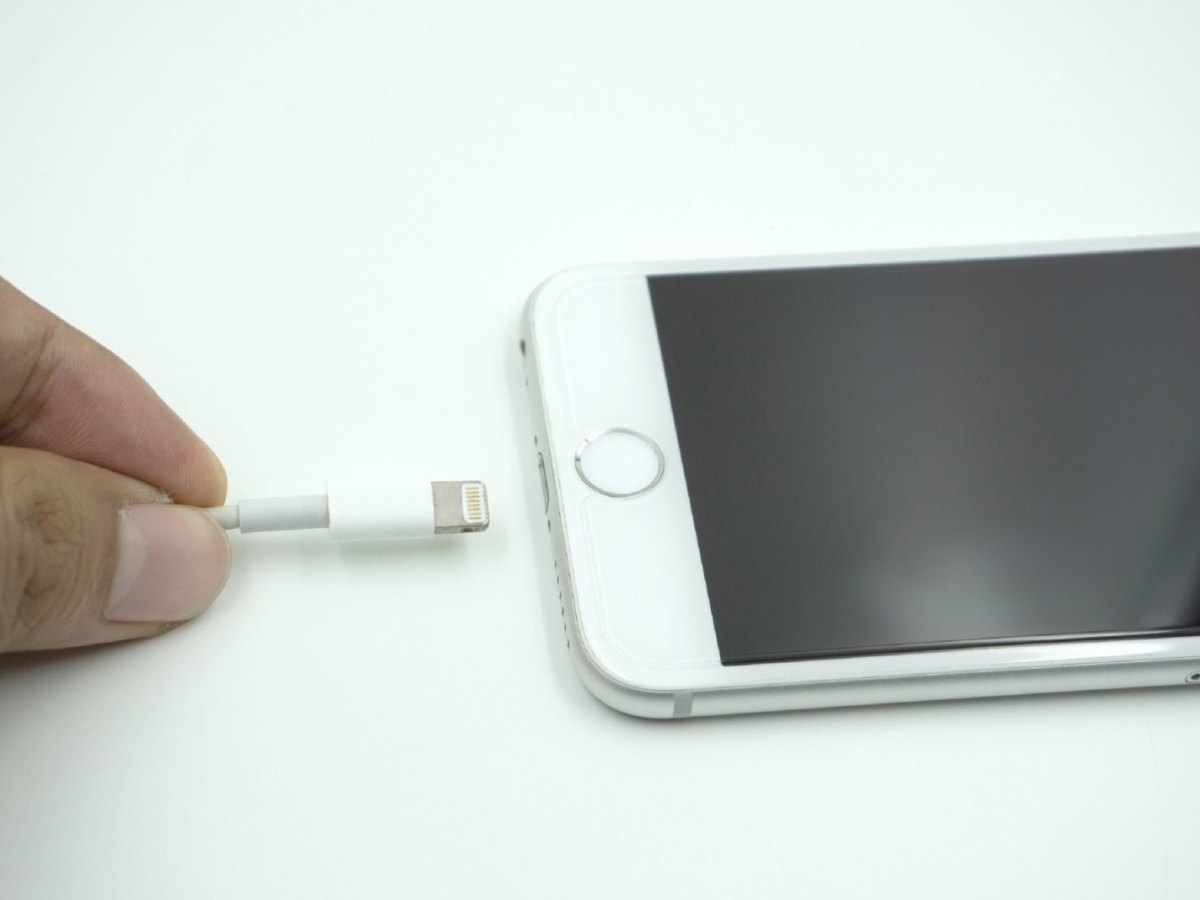 Ladekabel wird an ein iPhone angeschlossen