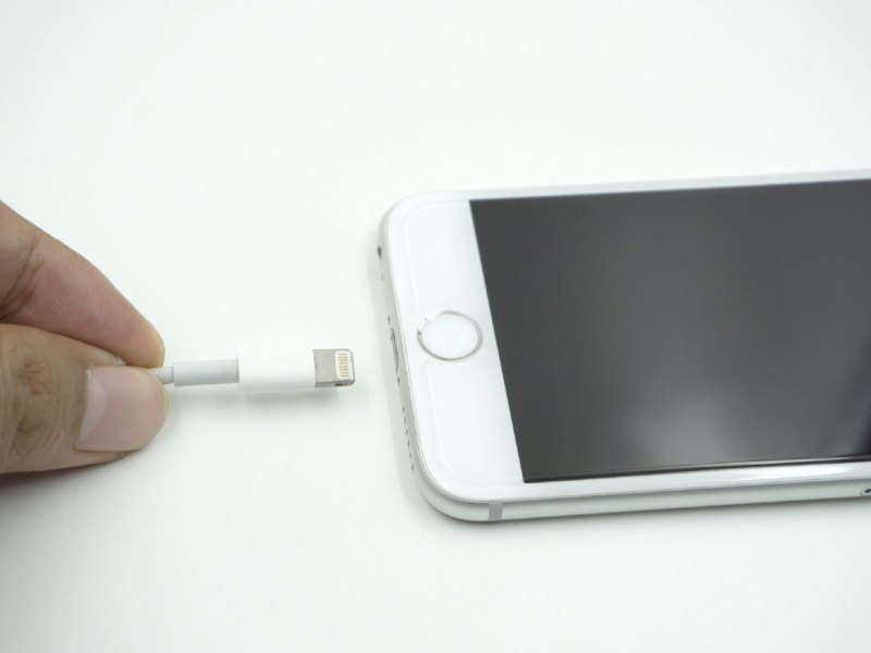 Ladekabel wird an ein iPhone angeschlossen