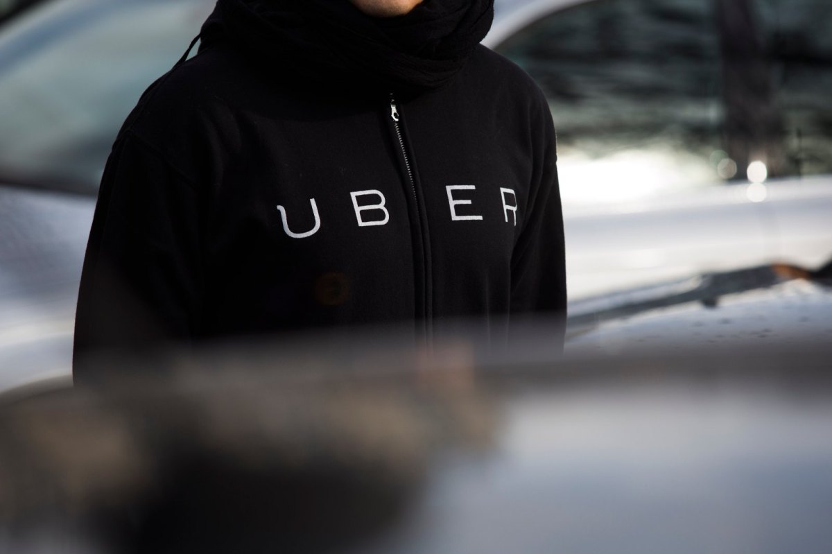 Ein Mann trägt eine Kapuzenjacke mit dem Uber-Logo darauf.