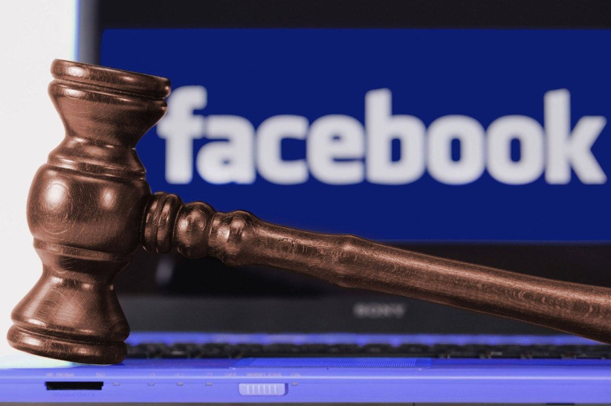 Facebook-Logo und Richterhammer
