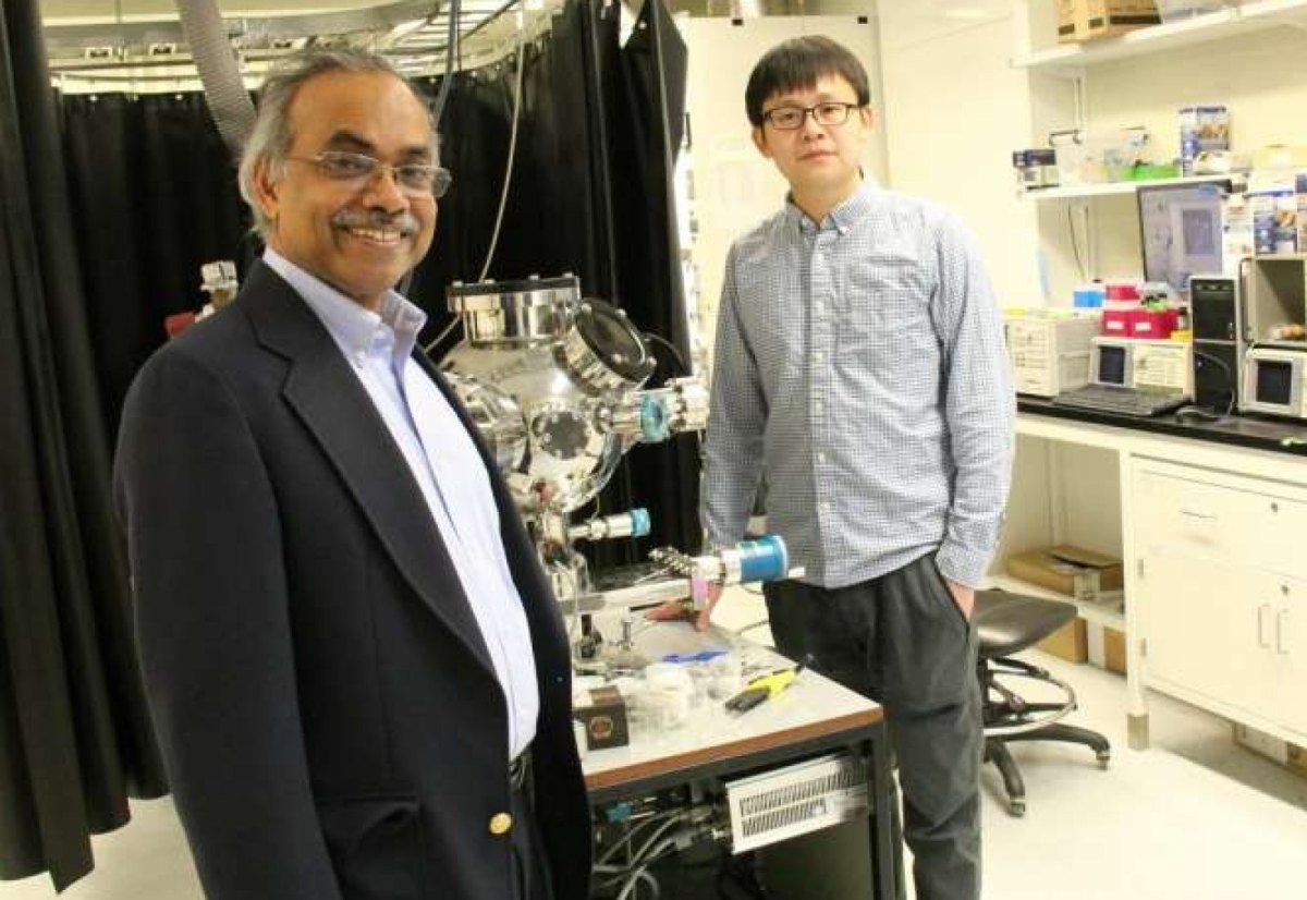Forscher Thomas Thundat mit seinem Doktoratsstudenten Jun Liu