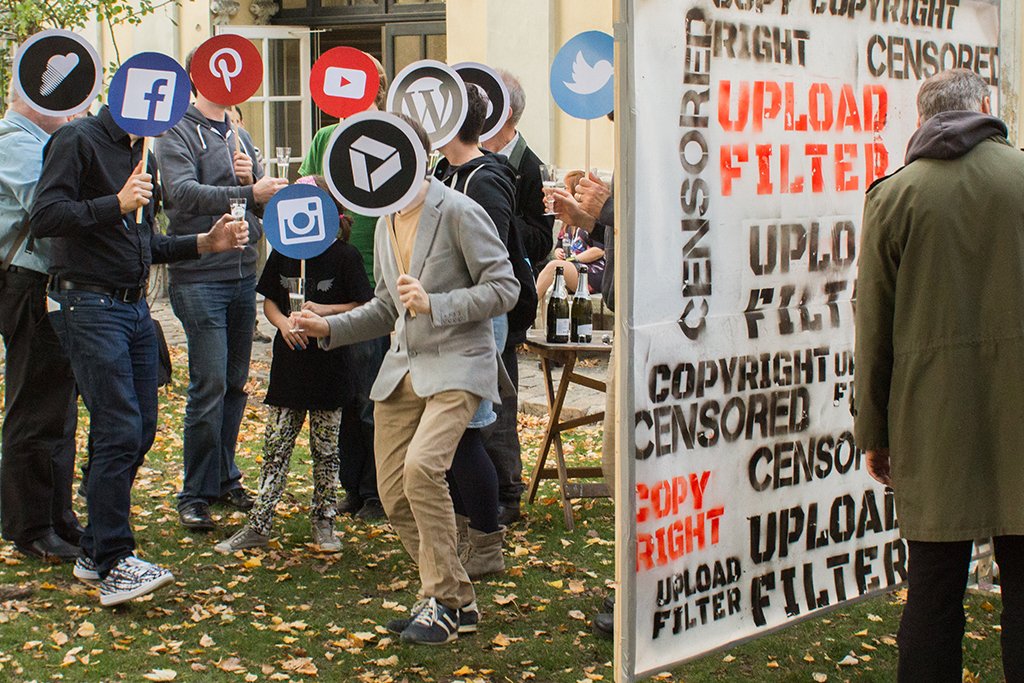 Die österreichische Bürgerrechtsorganisation epicenter.works organisierte eine Foto-Aktion gegen die geplante EU-Maßnahme. Die österreichische Bürgerrechtsorganisation epicenter.works organisierte eine Foto-Aktion gegen die geplante EU-Maßnahme.