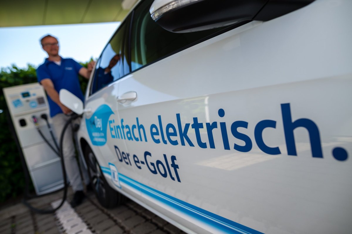 VW e-Golf beim Tanken