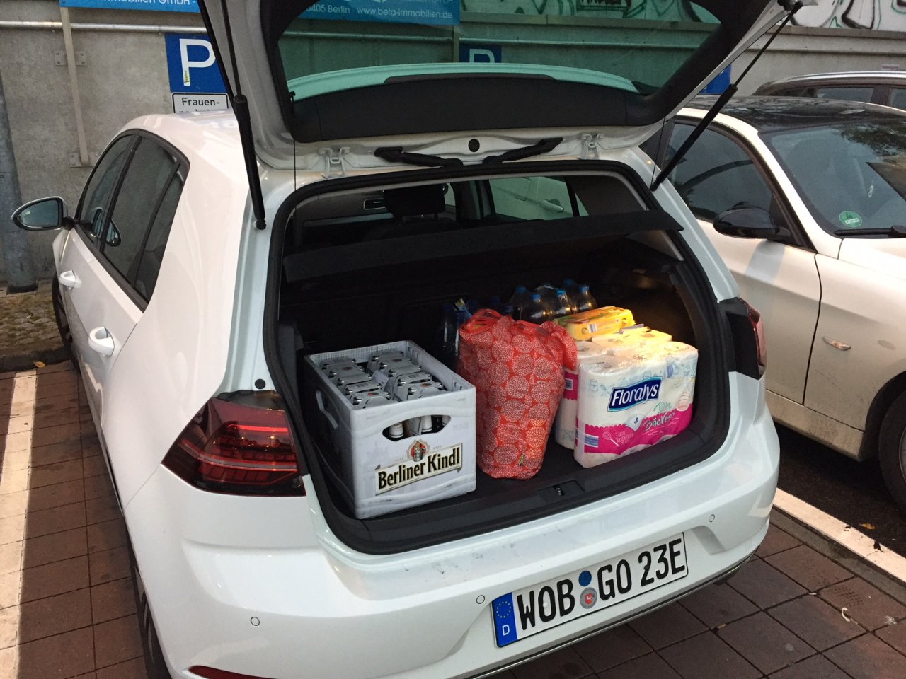 Normaler Einkauf und Bierkiste passen in den VW eGolf bequem rein.