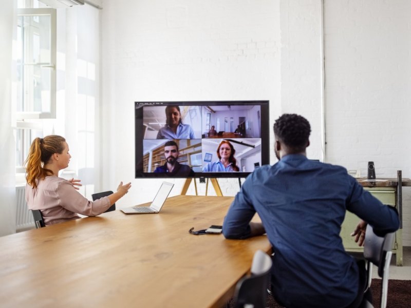 Personen während eines Videocalls