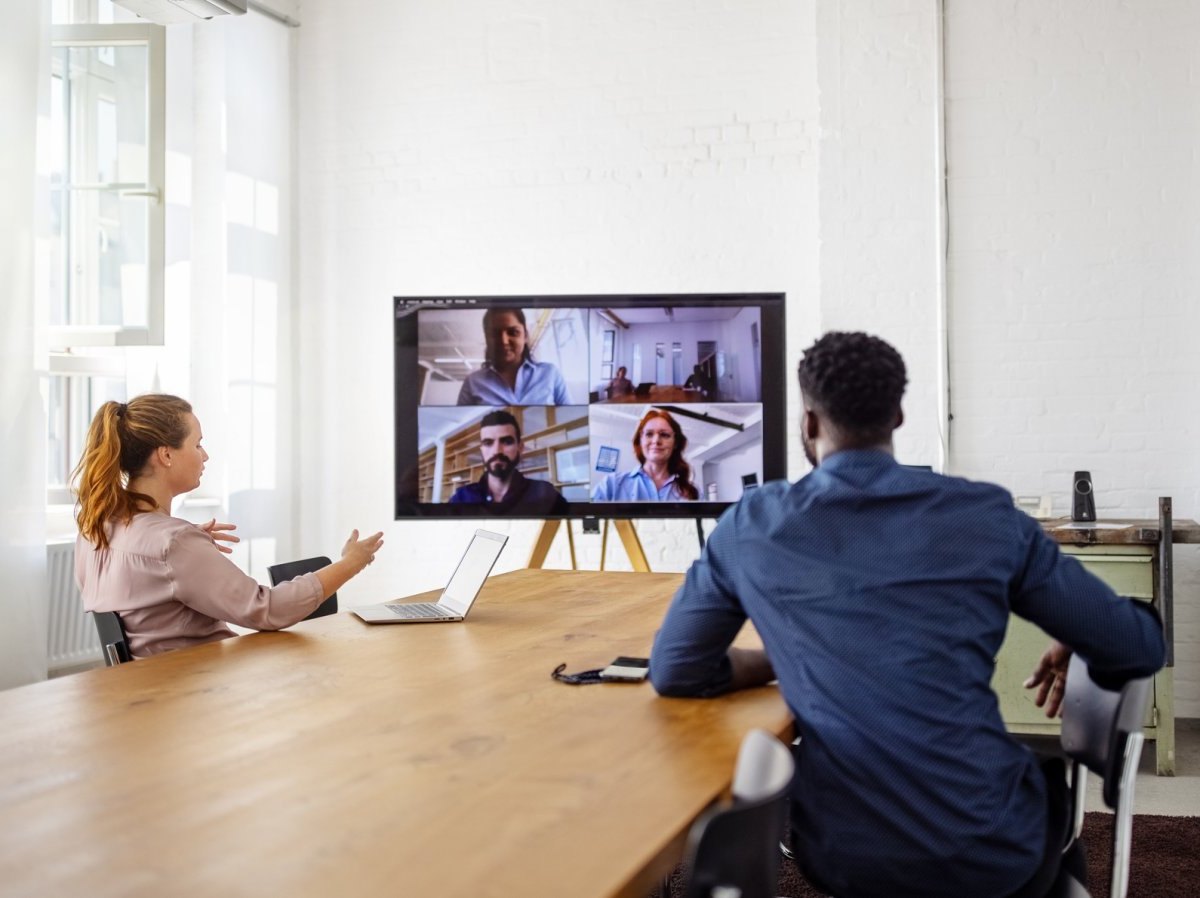 Personen während eines Videocalls