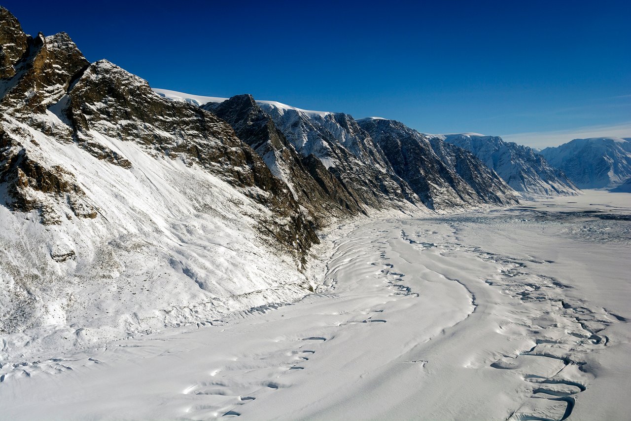 Der Violin-Gletscher ist einer voll vielen Gletschern, die in den Nordatlantik ragen. Dass die Eisflächen Grönlands auch besondere Landschaften verstecken, ist jedoch weitestgehend unbekannt.