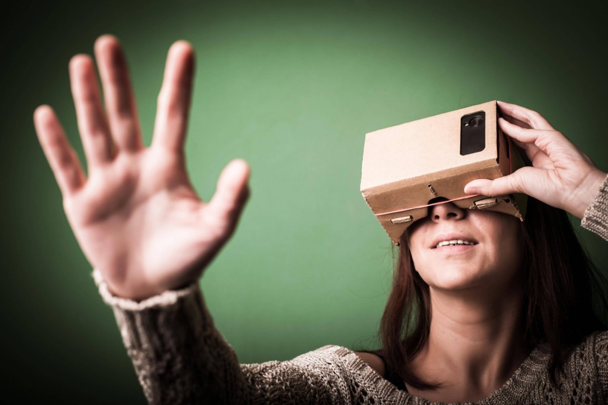 Frau mit Karton-VR-Brille