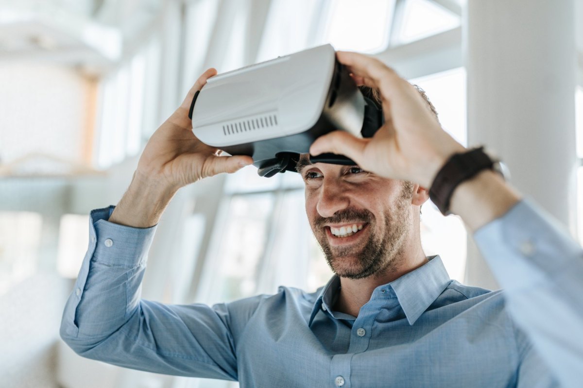 Mann mit Virtual Reality Brille.