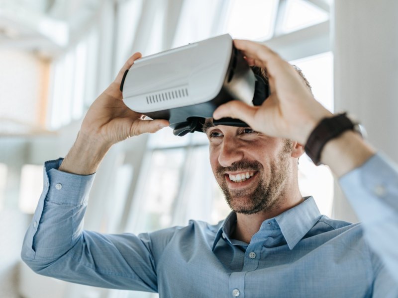 Mann mit Virtual Reality Brille.