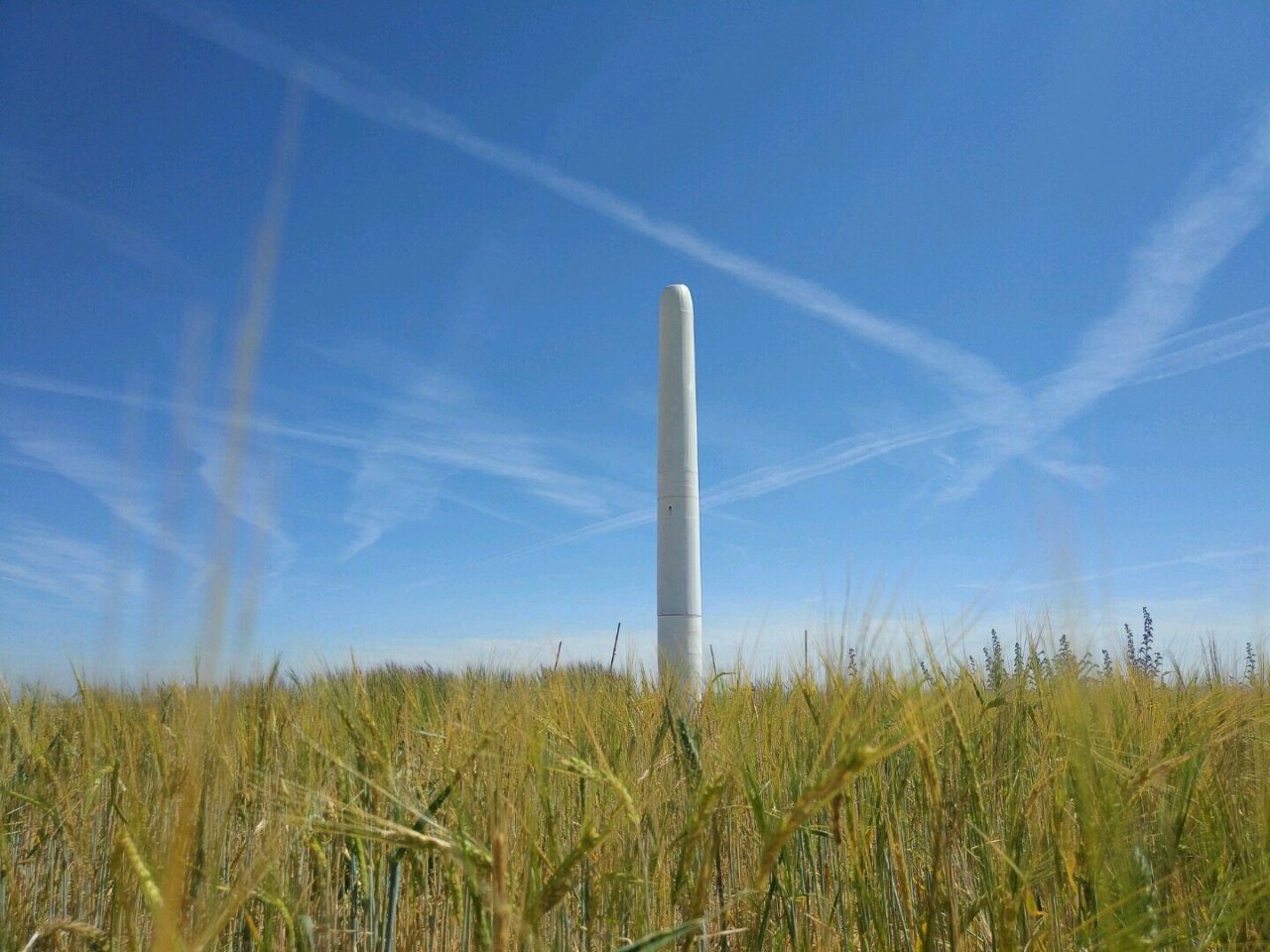 Die Windkraftanlage von Vortex Bladeless besteht aus einem Mast, der an einer Basis befestigt ist und im Wind hin- und herschwingt.