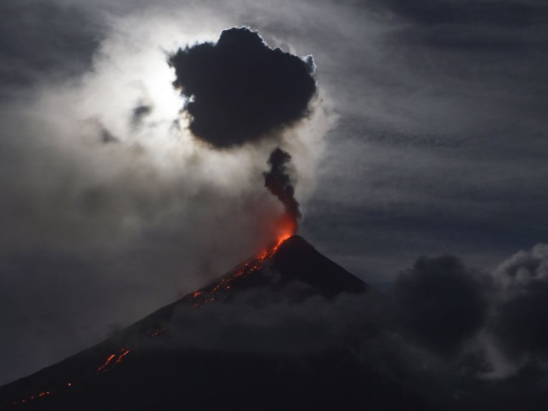 Vulkanausbruch bei Nacht