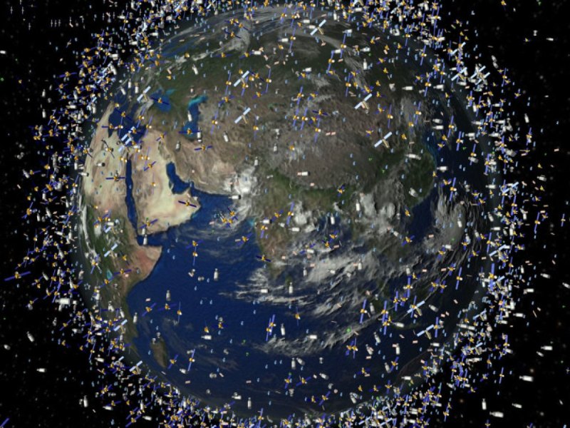 Simulation: Erdkugel mit Weltraumschrott umgeben