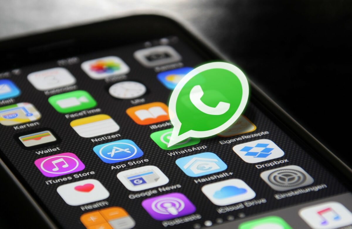 Das WhatsApp-Logo auf einem Handybildschirm.