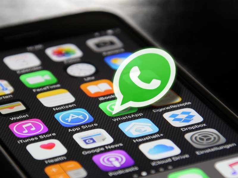 Das WhatsApp-Logo auf einem Handybildschirm.