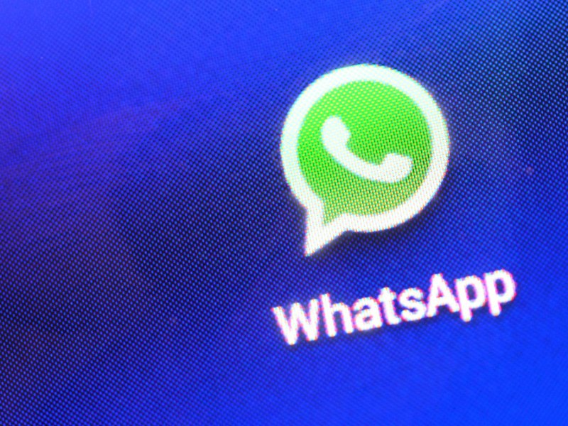 WhatsApp-Logo auf einem Handybildschirm