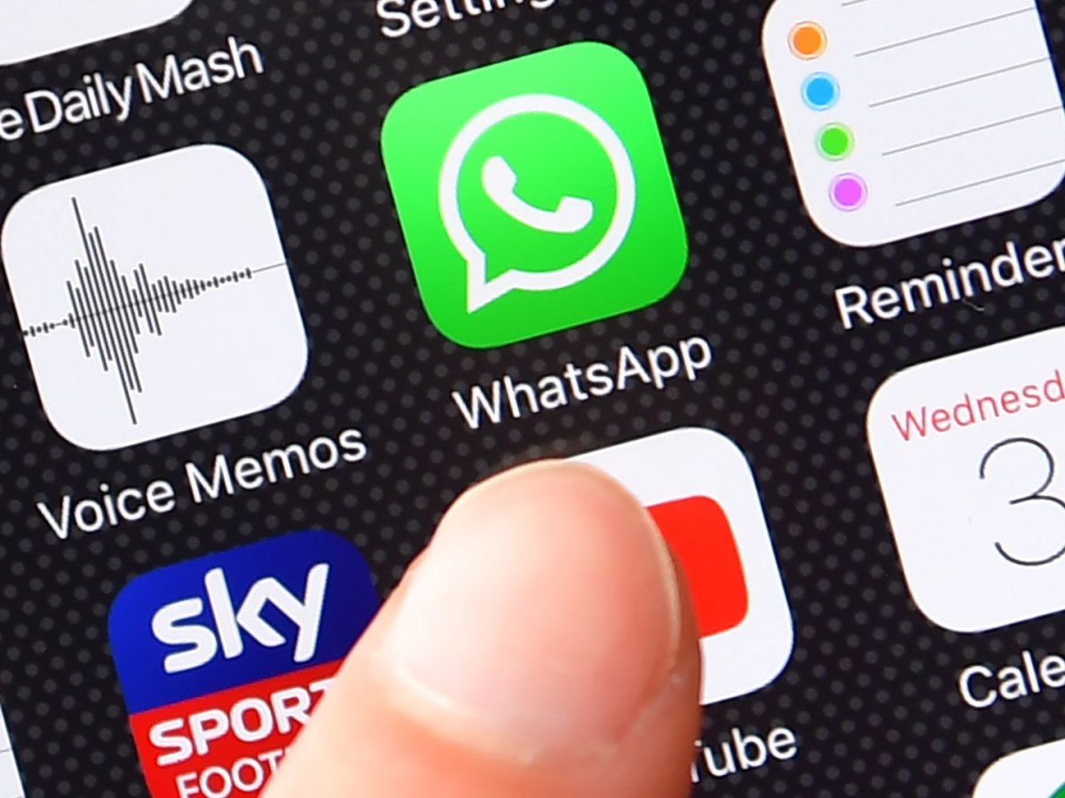 Finger auf dem WhatsApp-Icon auf dem Handy