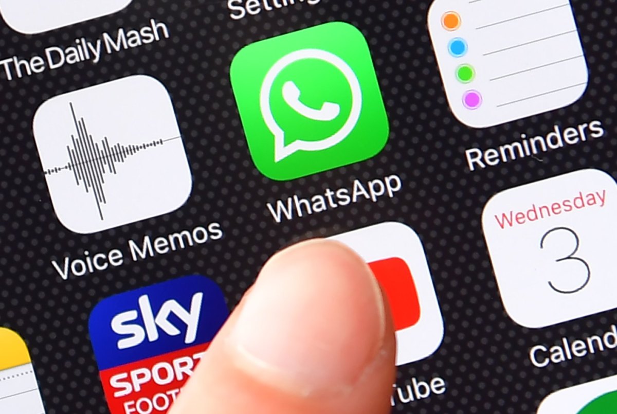 Finger auf dem WhatsApp-Icon auf dem Handy
