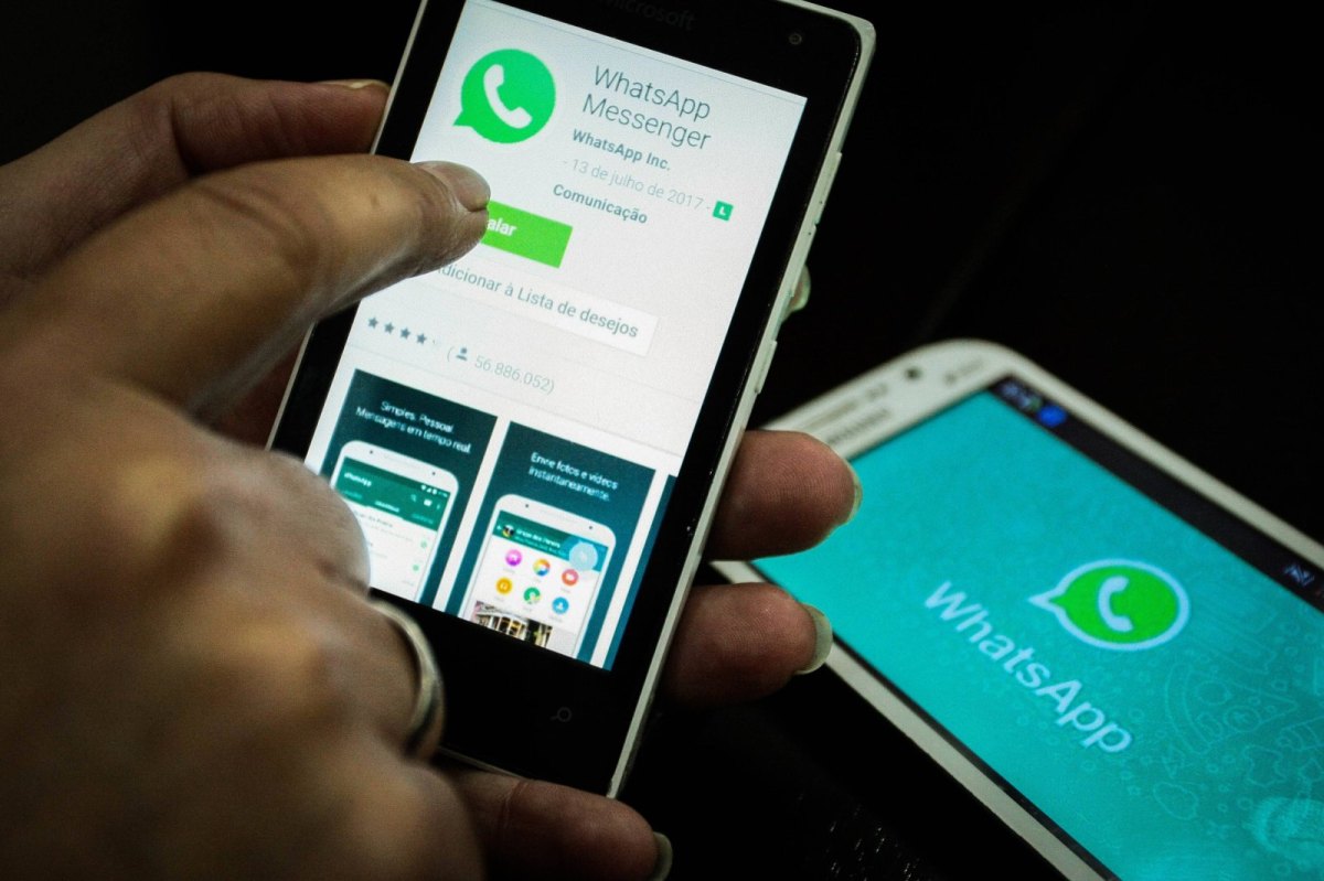 Hand hält Handy mit WhatsApp-Messenger-Installation