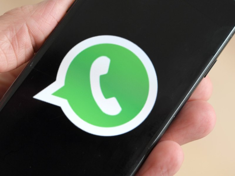 WhatsApp-Logo auf einem Smartphone