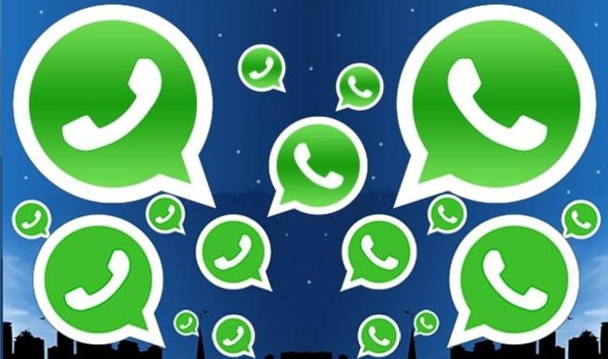 WhatsApp-Icons vor einem blauen Hintergrund.