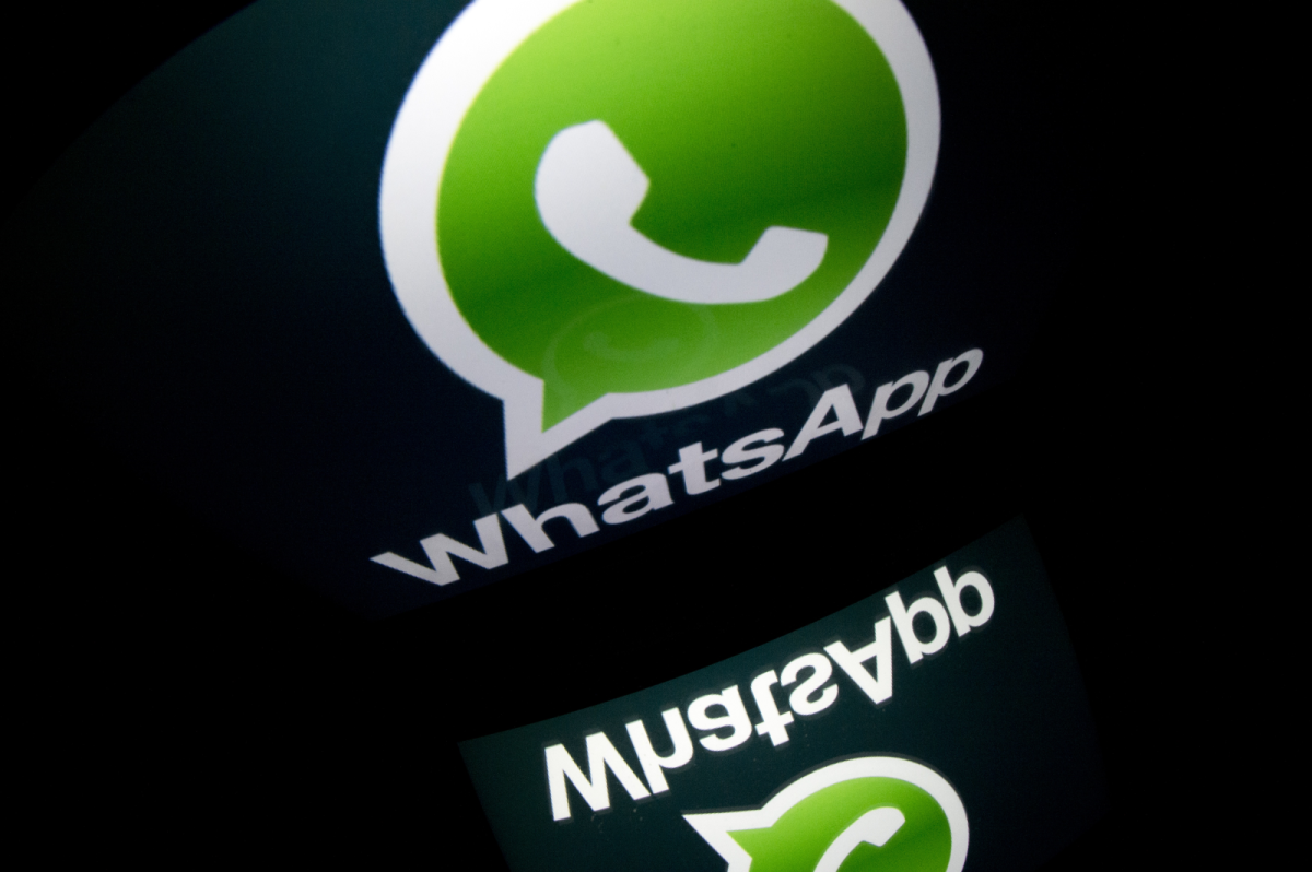 WhatsApp-Logo und dessen Spiegelung