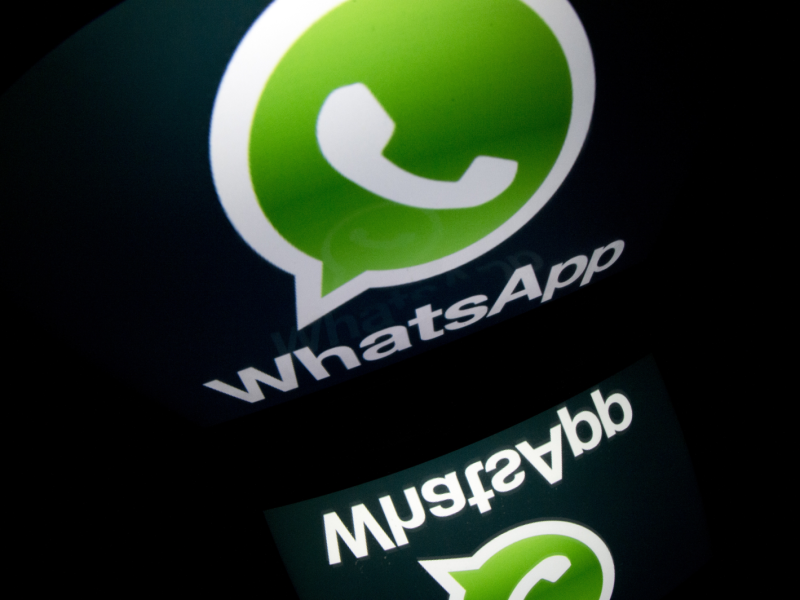 WhatsApp-Logo und dessen Spiegelung