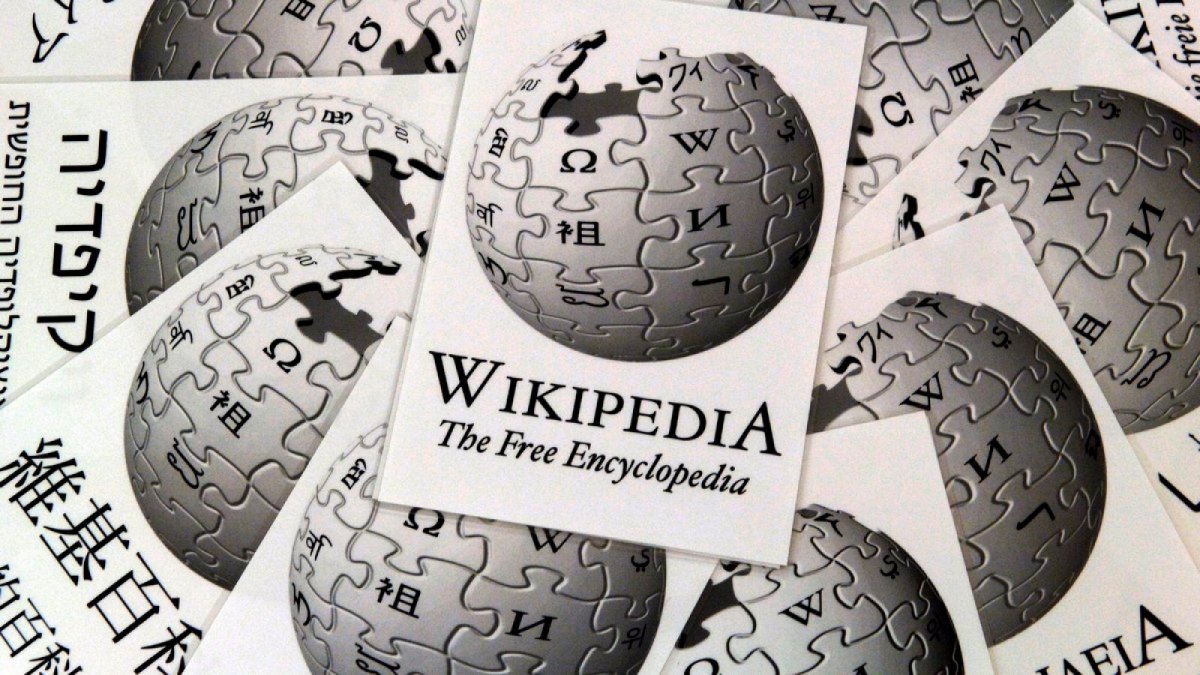 Wikipedia-Logos auf einem Haufen