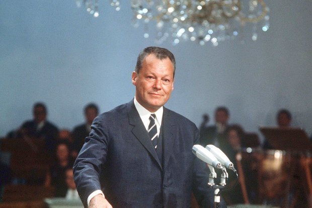Mit einem Knopfdruck startet der damalige deutsche Vizekanzler Willy Brandt auf der 25. Deutschen Funkausstellung das Farbfernsehen (Archivfoto vom 25.08.1967).