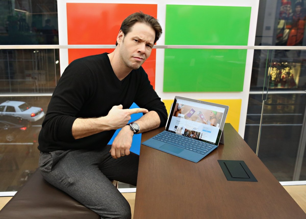 Comedian Ike Barinholtz mit einem Rechner