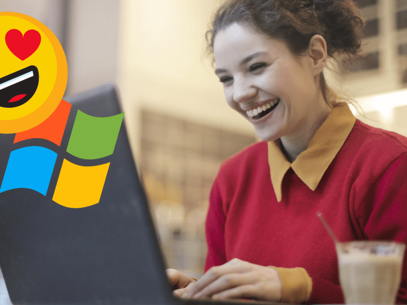 Frau vor dem Laptop/ Windowszeichen und Emoji