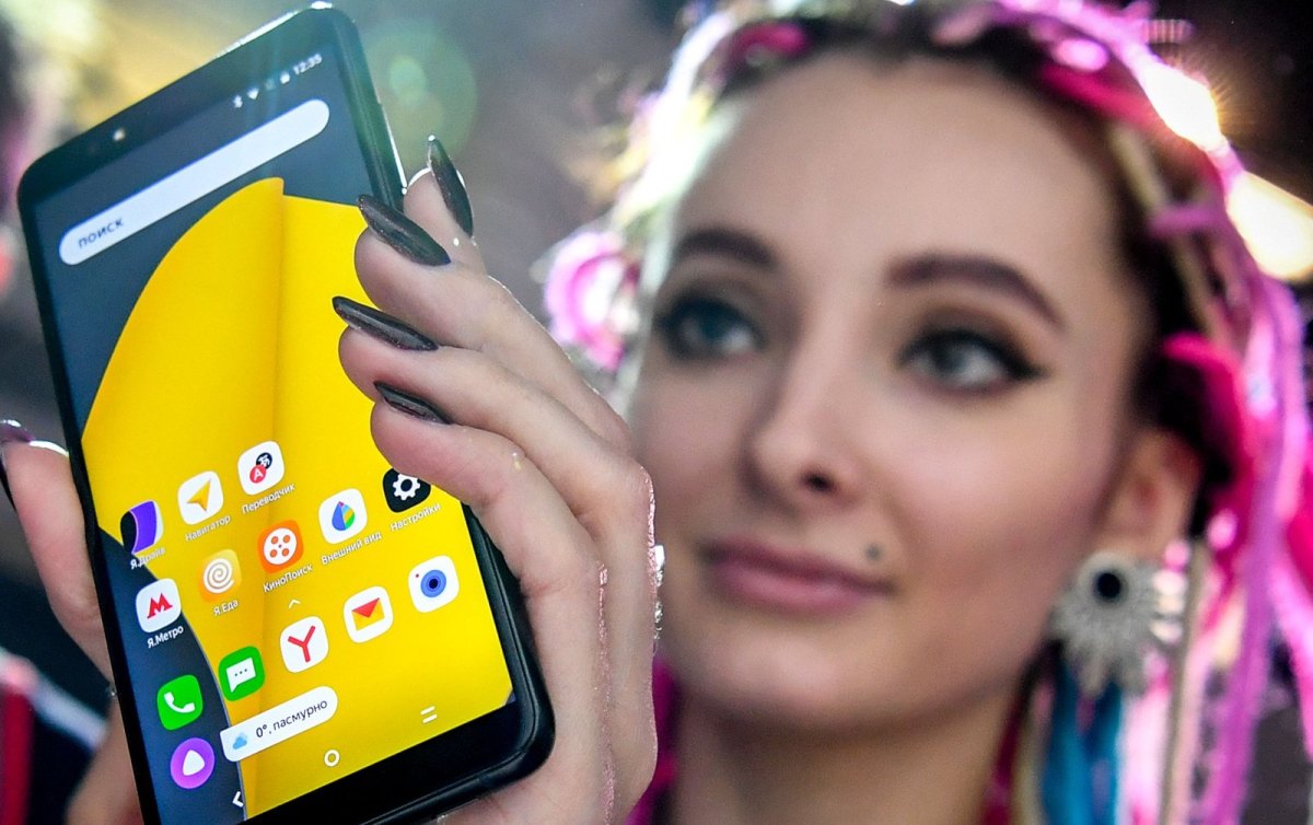 Frau mit Yandex-Phone