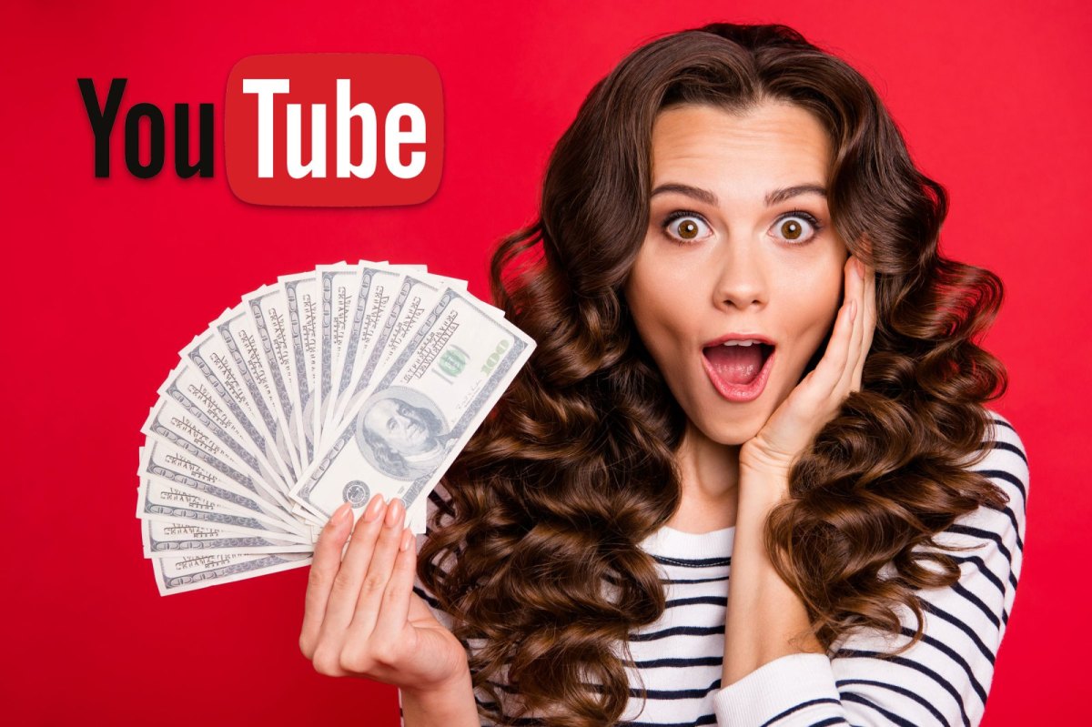 Frau winkt mit Geldscheinen vor einem YouTube-Logo