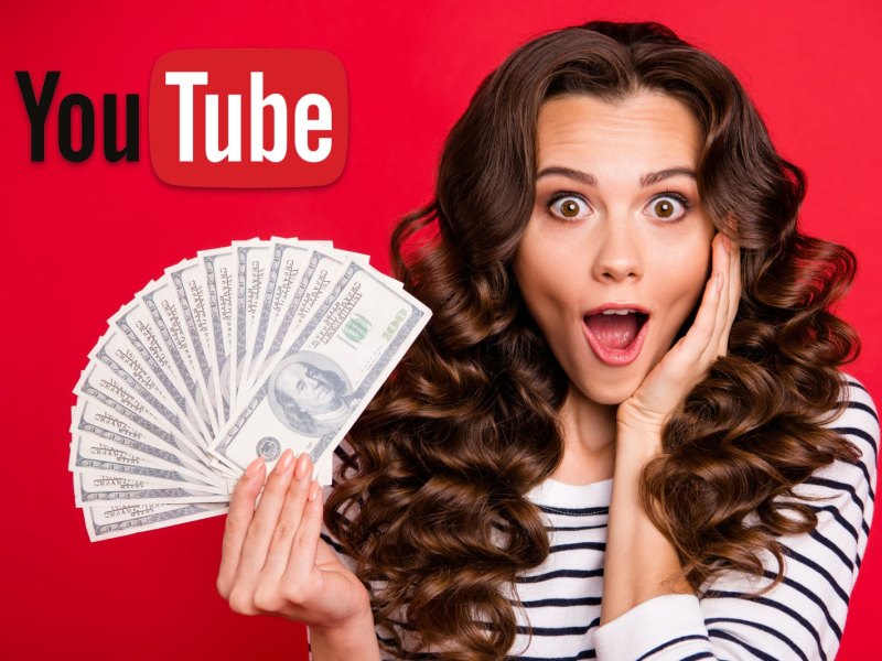 Frau winkt mit Geldscheinen vor einem YouTube-Logo