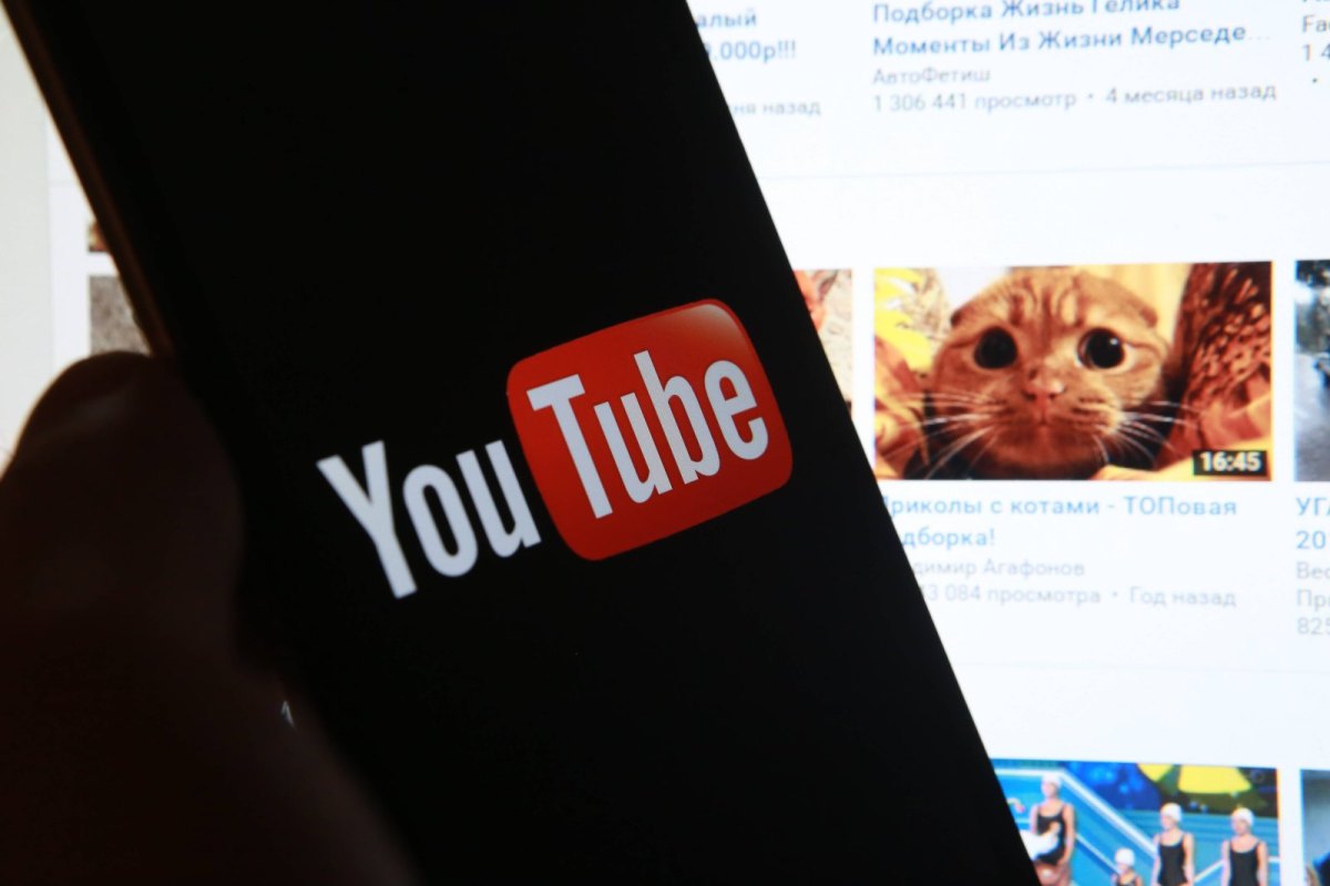 Logo von YouTube vor einem Clip mit Katzen