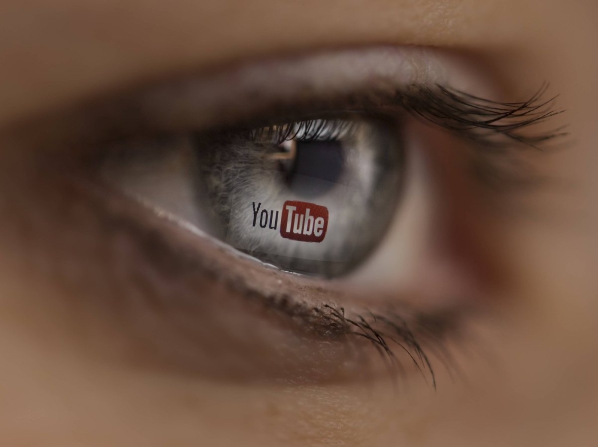 YouTube-Logo im Auge einer Frau