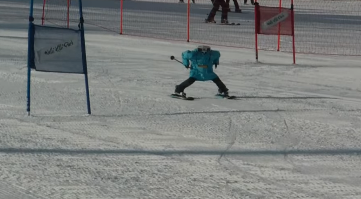 Ein Roboter fährt Ski.