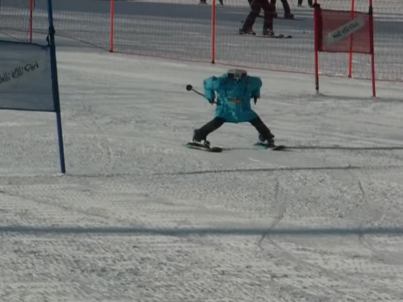 Ein Roboter fährt Ski.