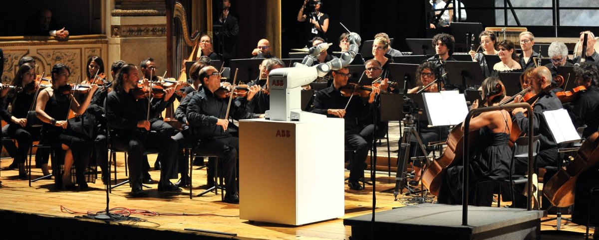 Der Roboter YuMi dirigiert ein Konzert