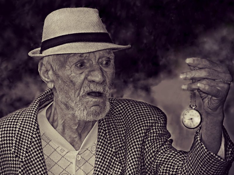 Alter Mann mit einer Taschenuhr