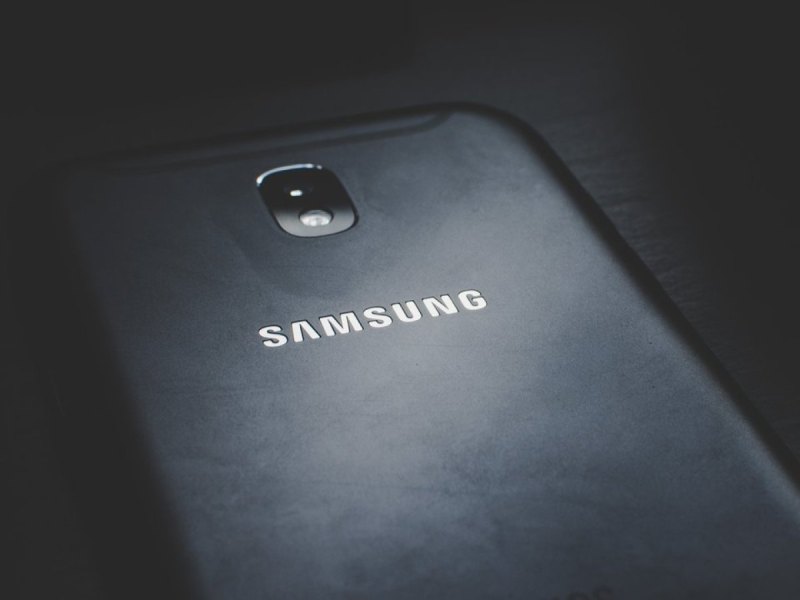 Die Rückseite eines schwarzen Samsung-Smartphones.