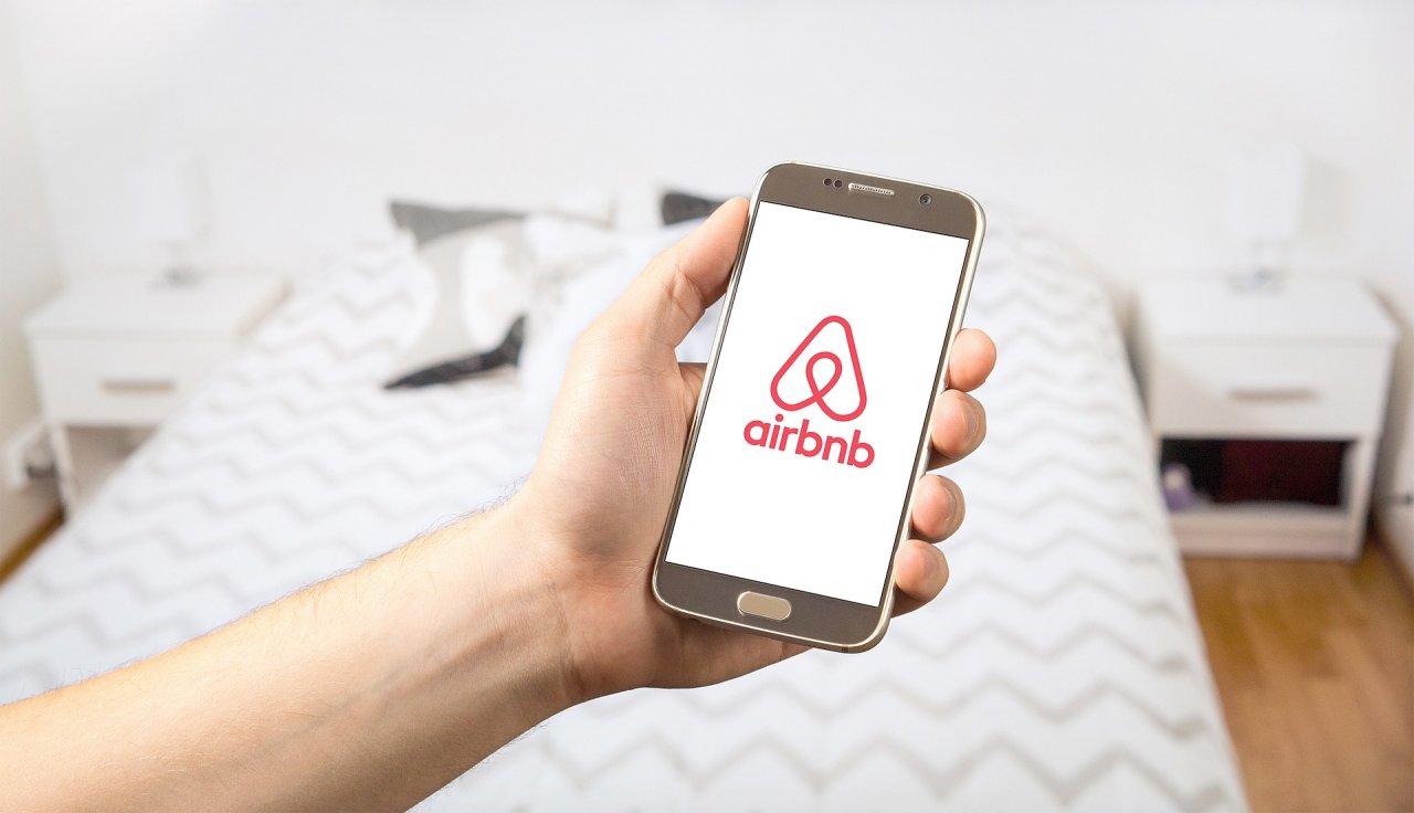 Anfangs wurde airbnb für das neue Logo aufgrund von Missinterpretationen verspottet – wehgetan hat es dem Unternehmen nicht.