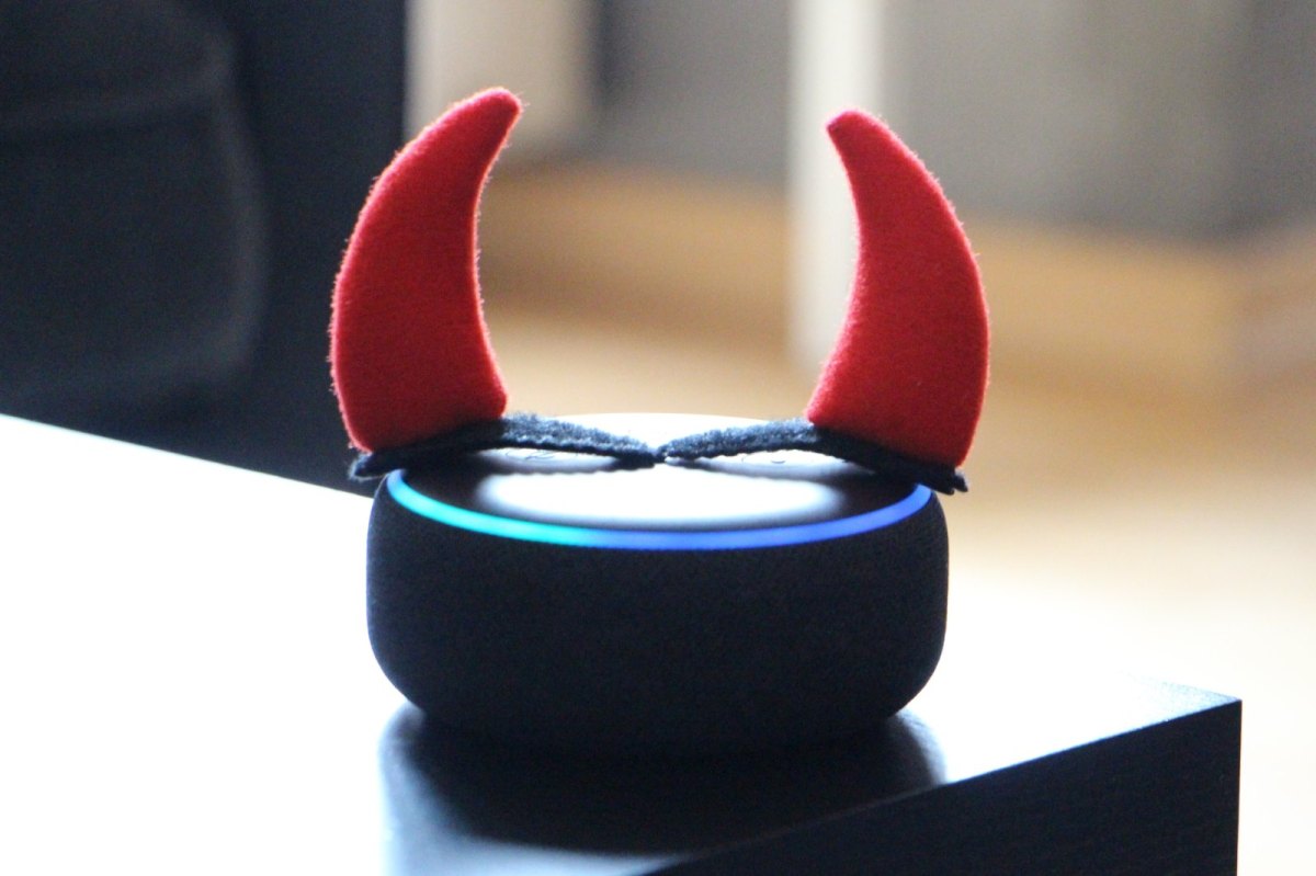 Amazon Echo Dot mit Alexa und Teufelshörnern