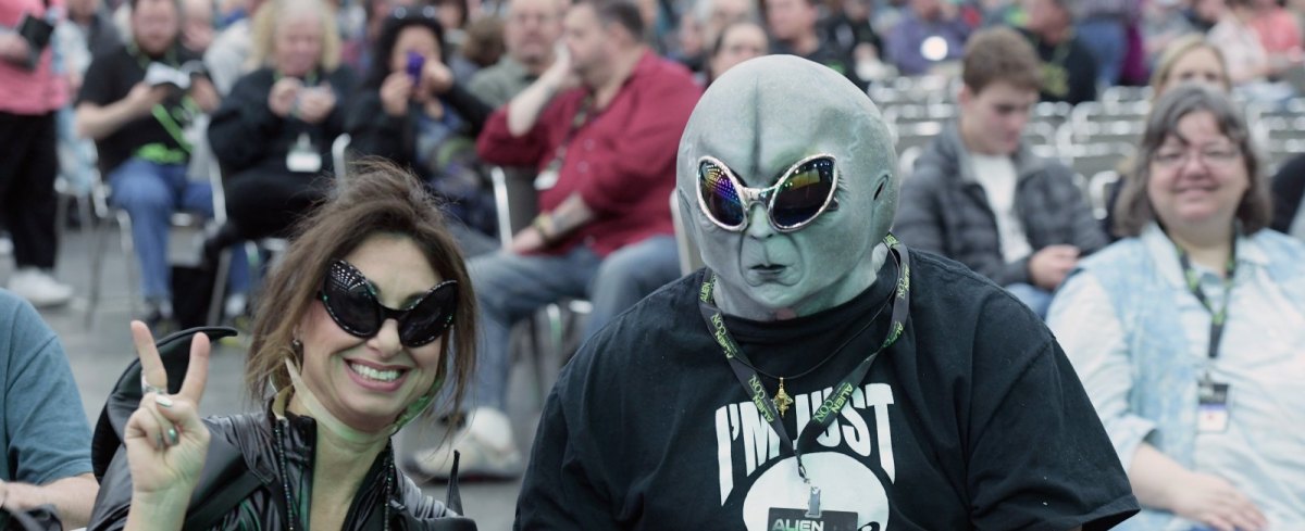 Frau und Mann mit Alien-Maske